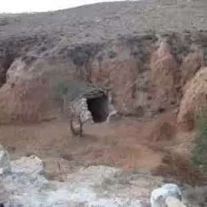 Extraction d’Argile à Djerba : Tradition Périlleuse de Guellala
