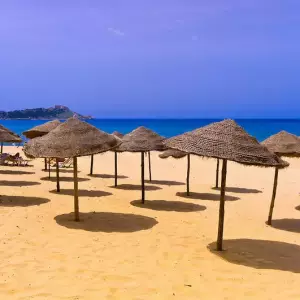 Plage de Tabarka : Découvrez ses Paysages Secrets et Son Charme Unique